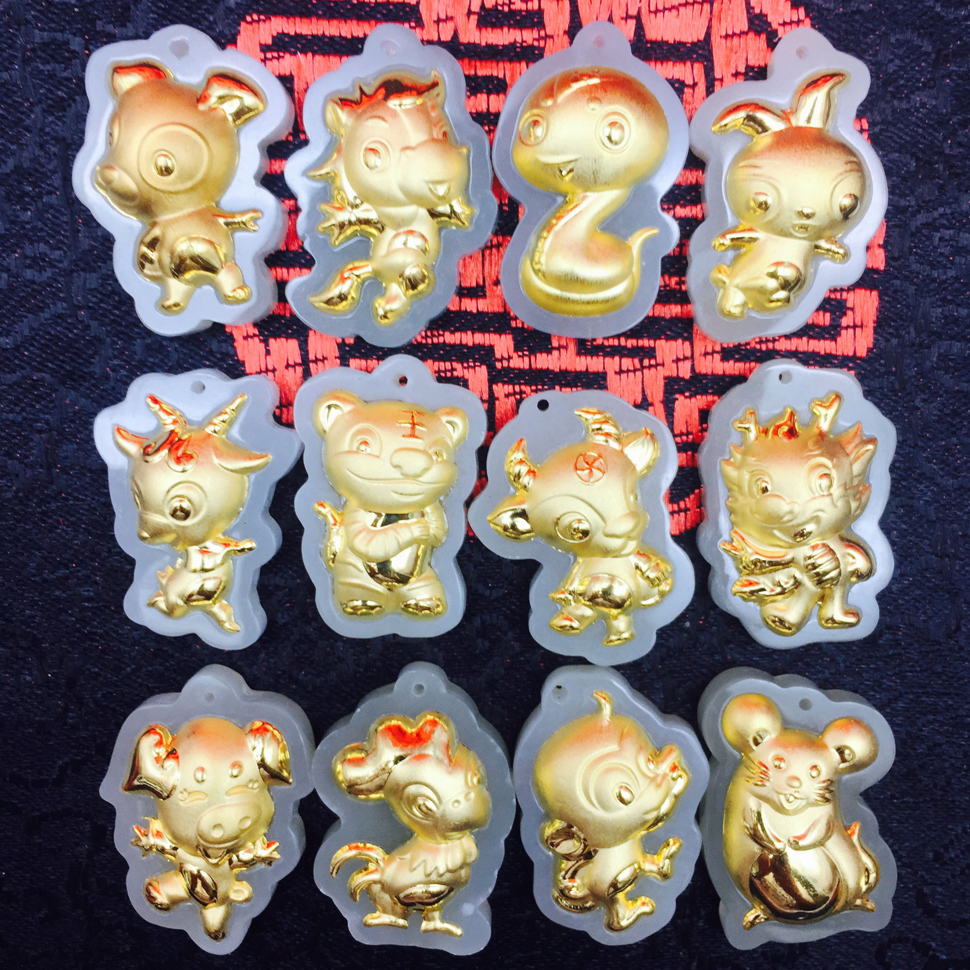 卡通金镶玉十二生肖吊坠 和田玉镶金足金吊坠男女情侣款一件代发