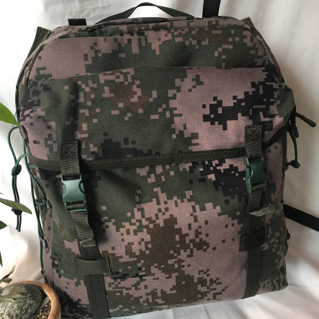 牛津防雨布全新设计,精致缝纫,优质的辅料拉链,适合团队出游,学生军训