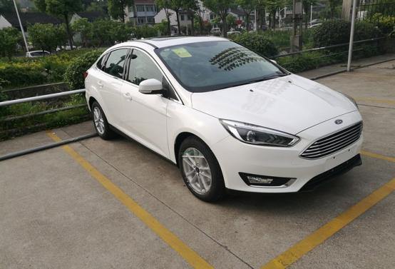 买车有个顾问还不错,最后选了1.0t福克斯