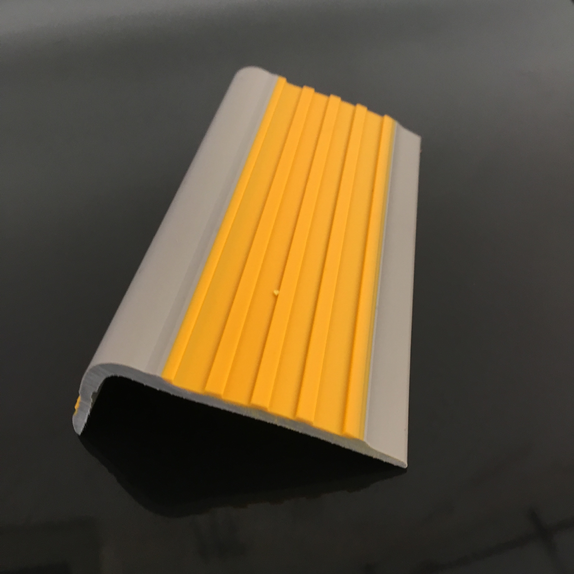 楼梯止pvc滑条 ld60楼梯塑胶防滑条 公共场合专用防滑条定制