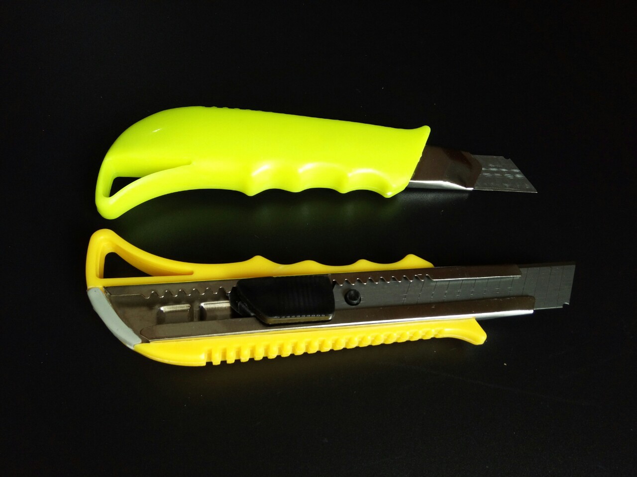 批发美工刀6828大塑推美工刀大号美工刀多功能裁纸刀贴膜美工刀