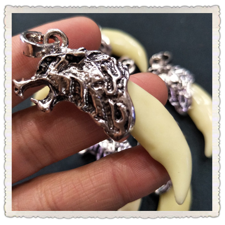 藏银镶嵌仿真狗牙吊坠 男士吉祥物牙齿饰品挂件江湖地摊热销 批发