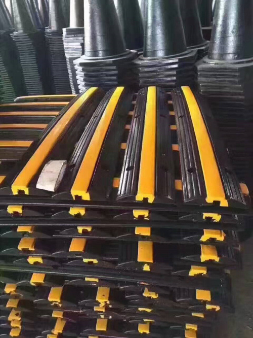 优质橡胶防撞条 减速带 一线槽过线桥 墙面保护垫 汽车反光防撞块