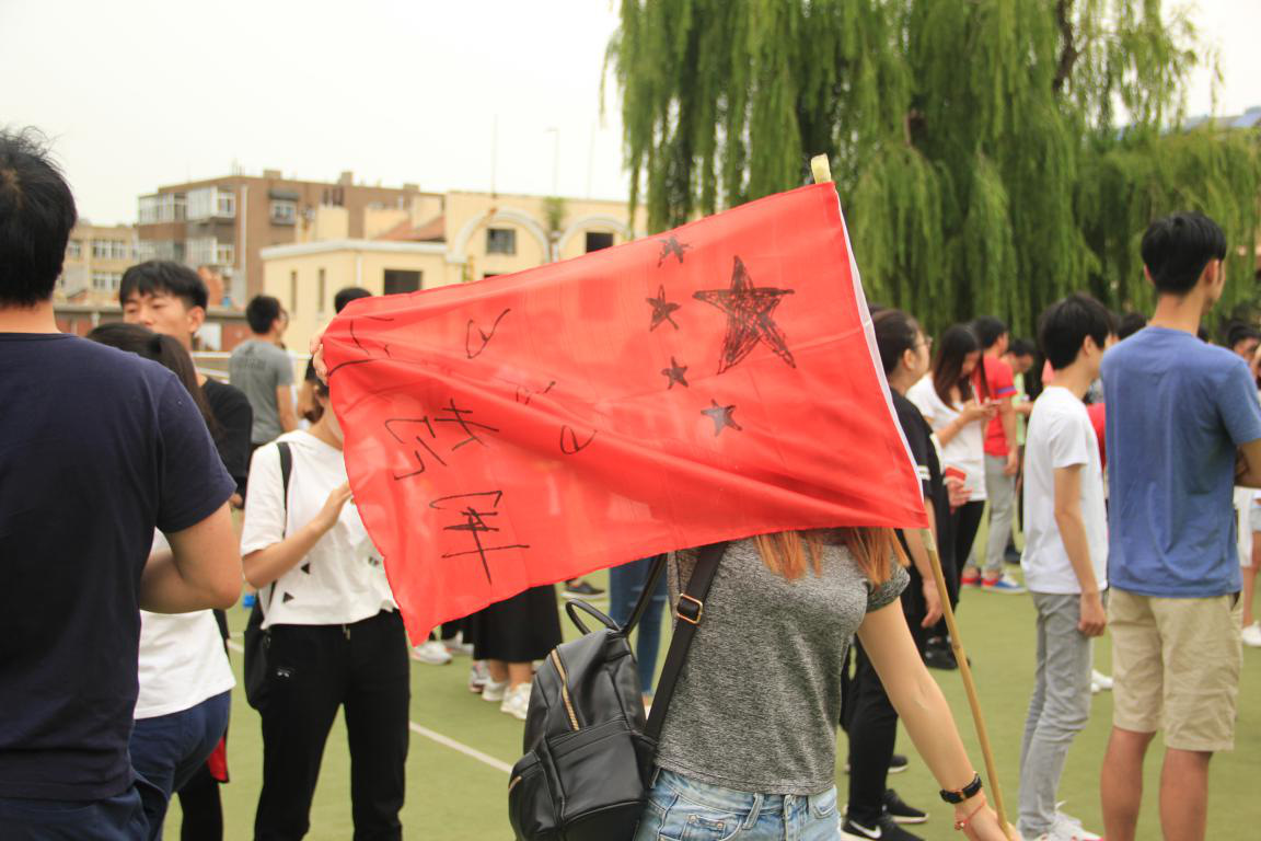 战旗挥舞斗志激昂,团结一心点燃赛场