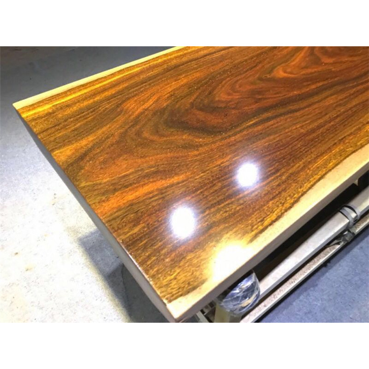 横断面心边材区别比较明显,心材金黄褐色略带绿色调,久则转为红棕色