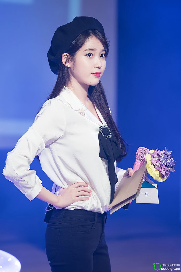 2018早春iu李知恩明星同款蝴蝶结系带白色长袖西装领衬衫上衣女