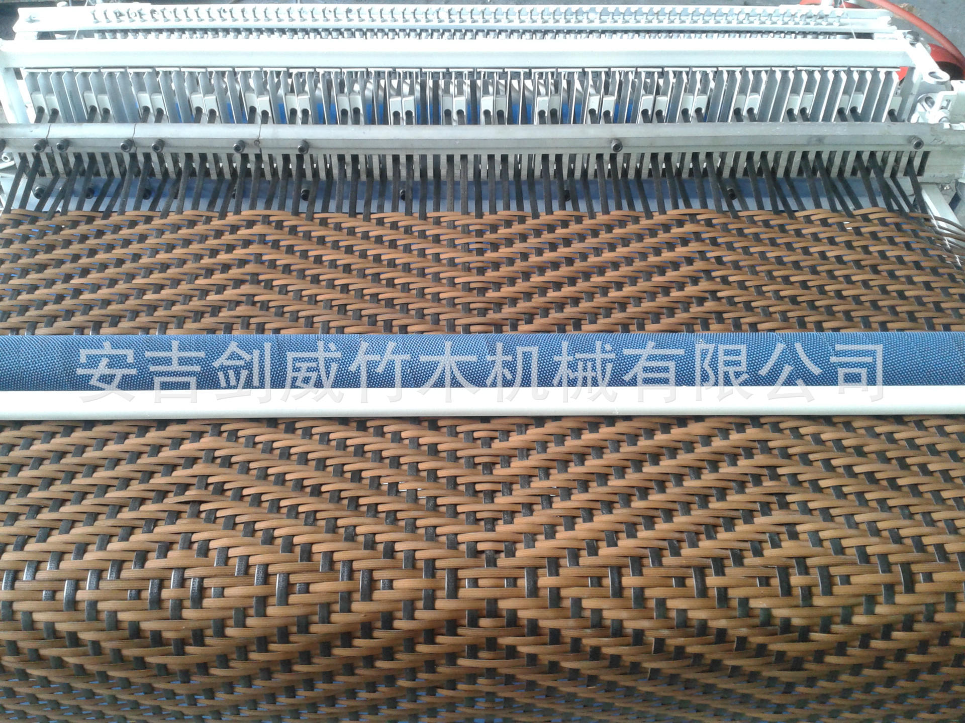 新型塑料藤条编织机,高效率一机3种花样自行调节编织