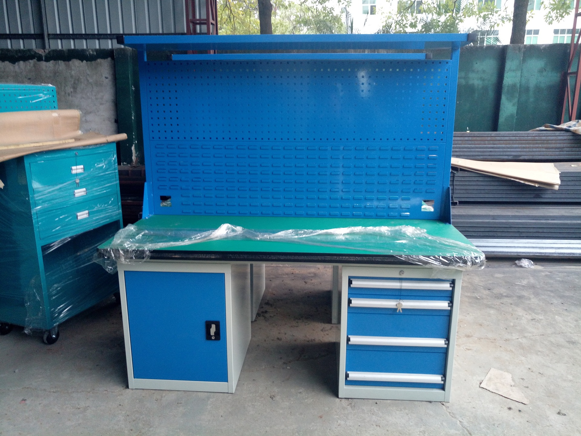 供应复合桌面配1门4抽屉2个工具柜带挂板灯架工作台gzt-f2c4m1kd