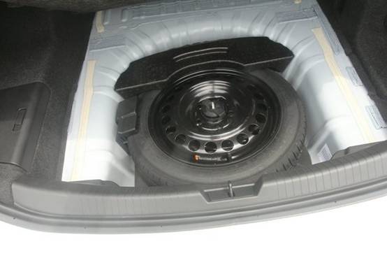 这个备胎还有工具夹着.