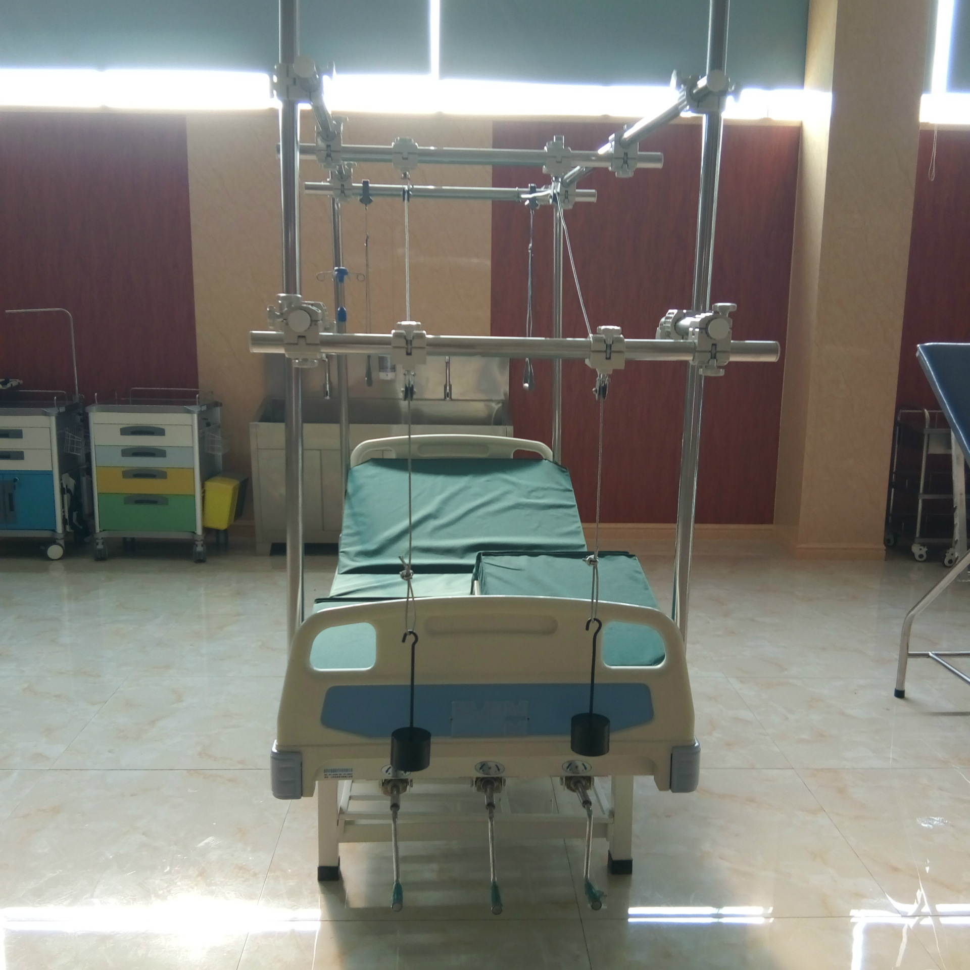 山东厂家批发医院骨科牵引床三功能双三摇骨科牵引床架