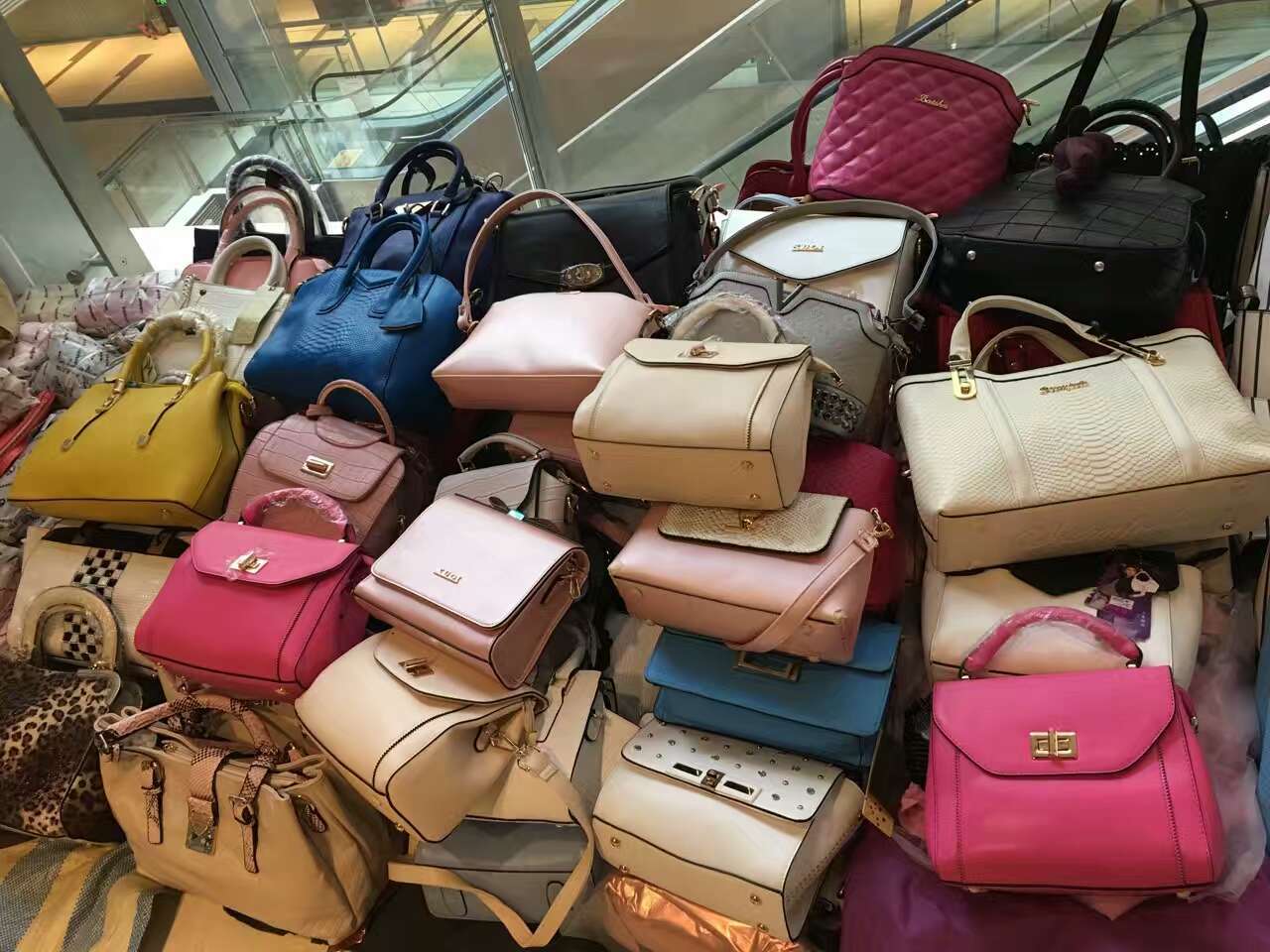 夏季热卖赶集地摊夜市跑江湖女包货源批发厂家直销暴利产品送录音