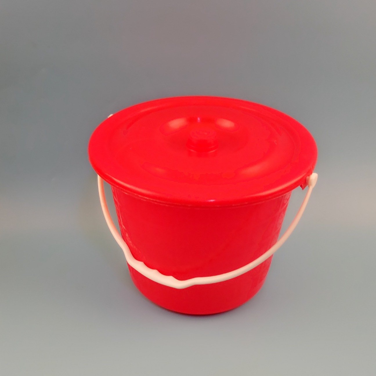 供应2元店塑料家用小水桶 手提红色塑料带盖小红桶地摊二两元批发