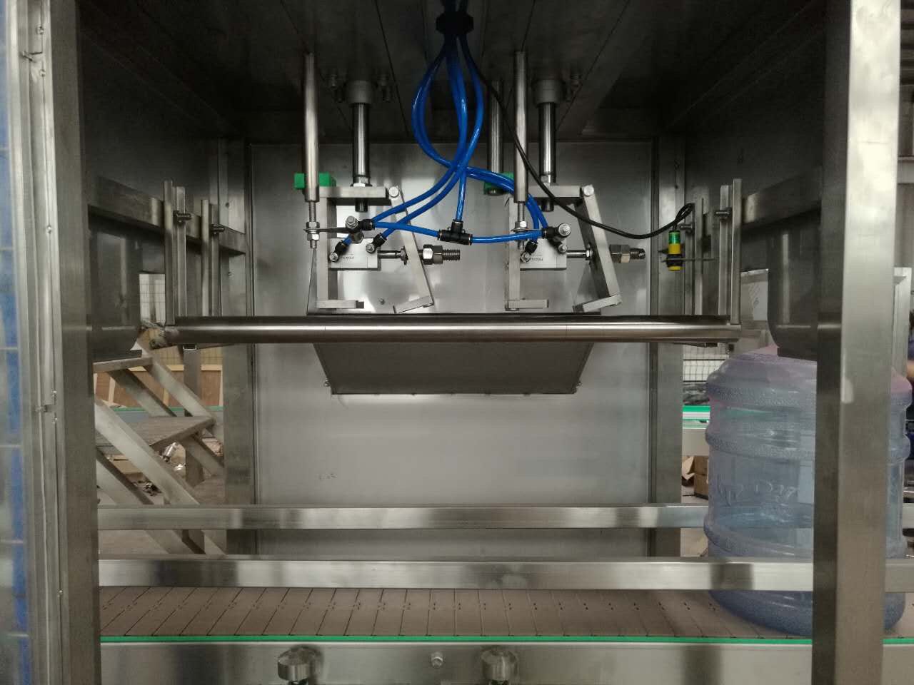 现货热销全自动桶装水套袋机 定制批发桶装水设备自动套袋机