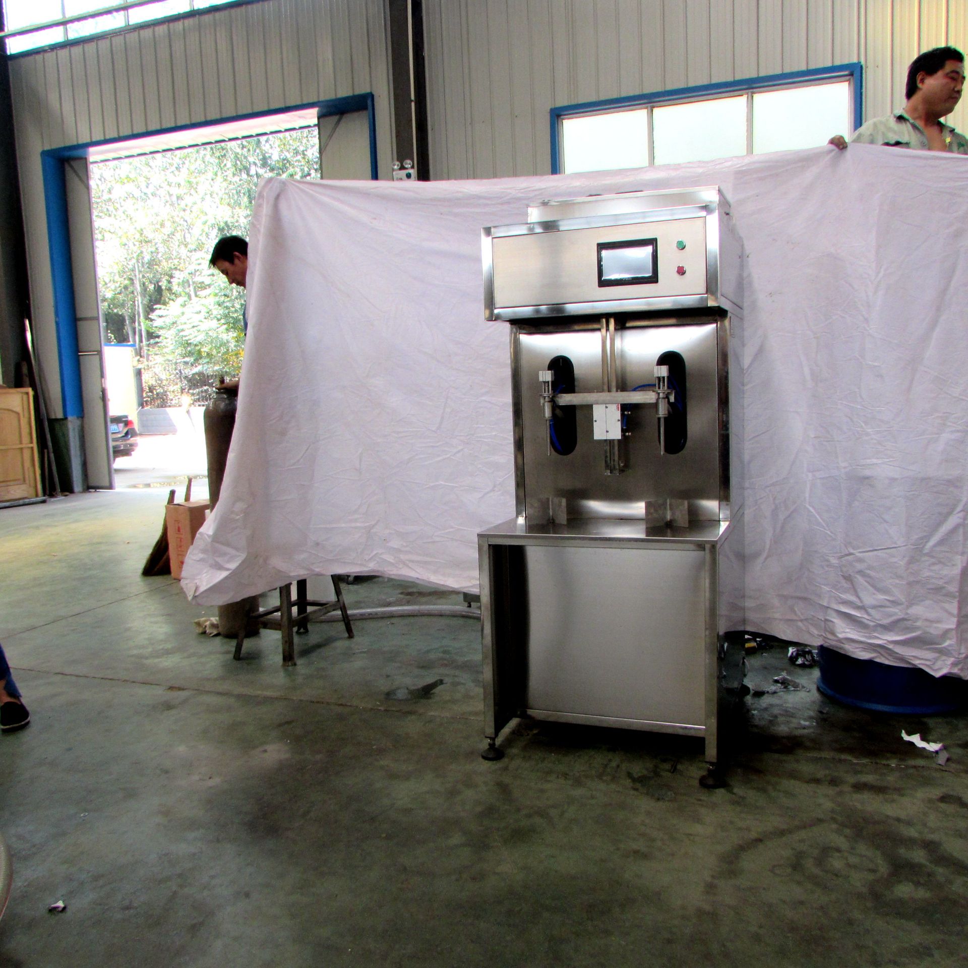 厂家供应小型液体灌装机自流式玻璃水防冻液灌装机质量保证