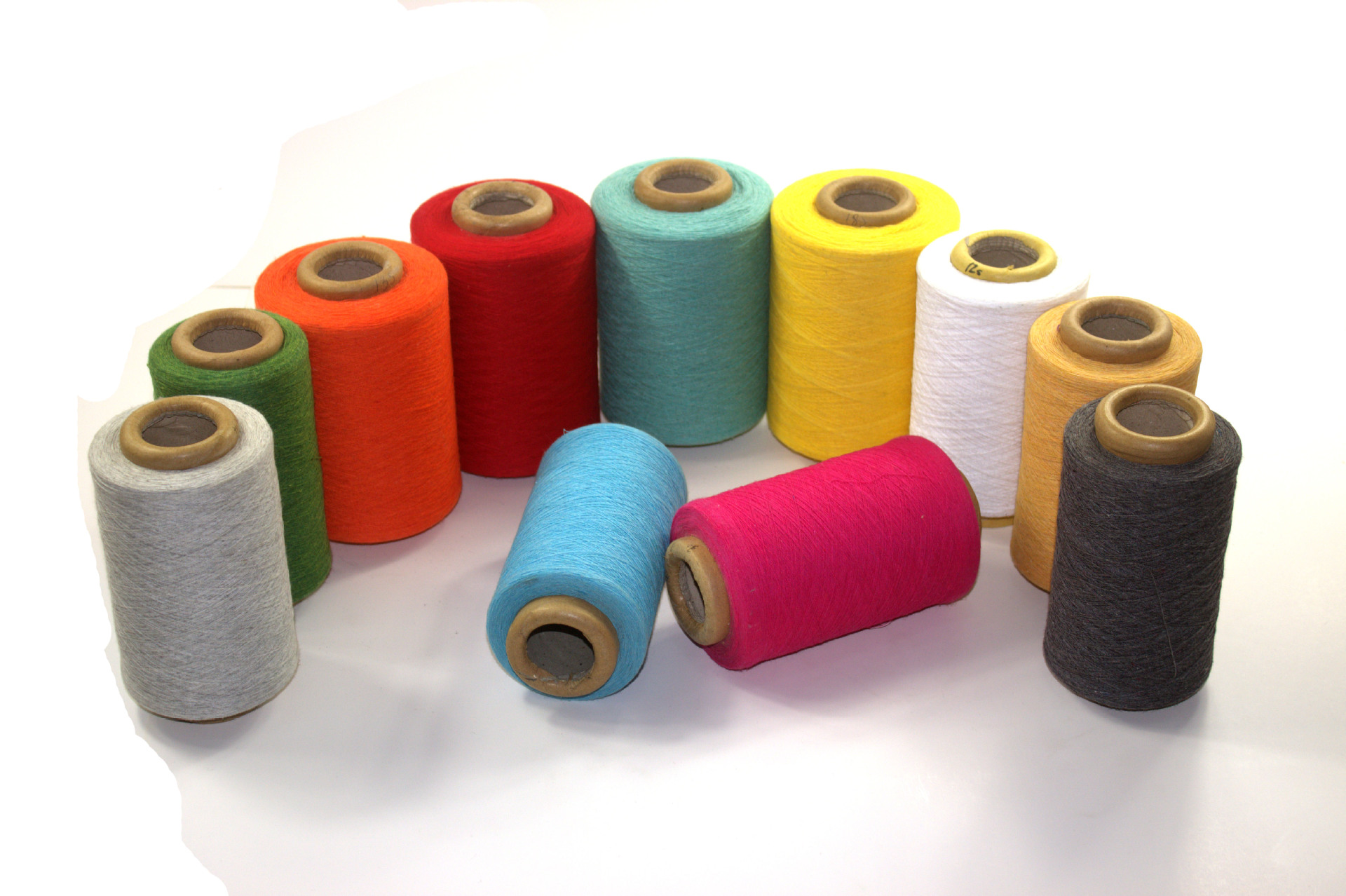 厂家直销16支普梳气流纺色纱涤棉纱梭织机织再生棉纺纱线