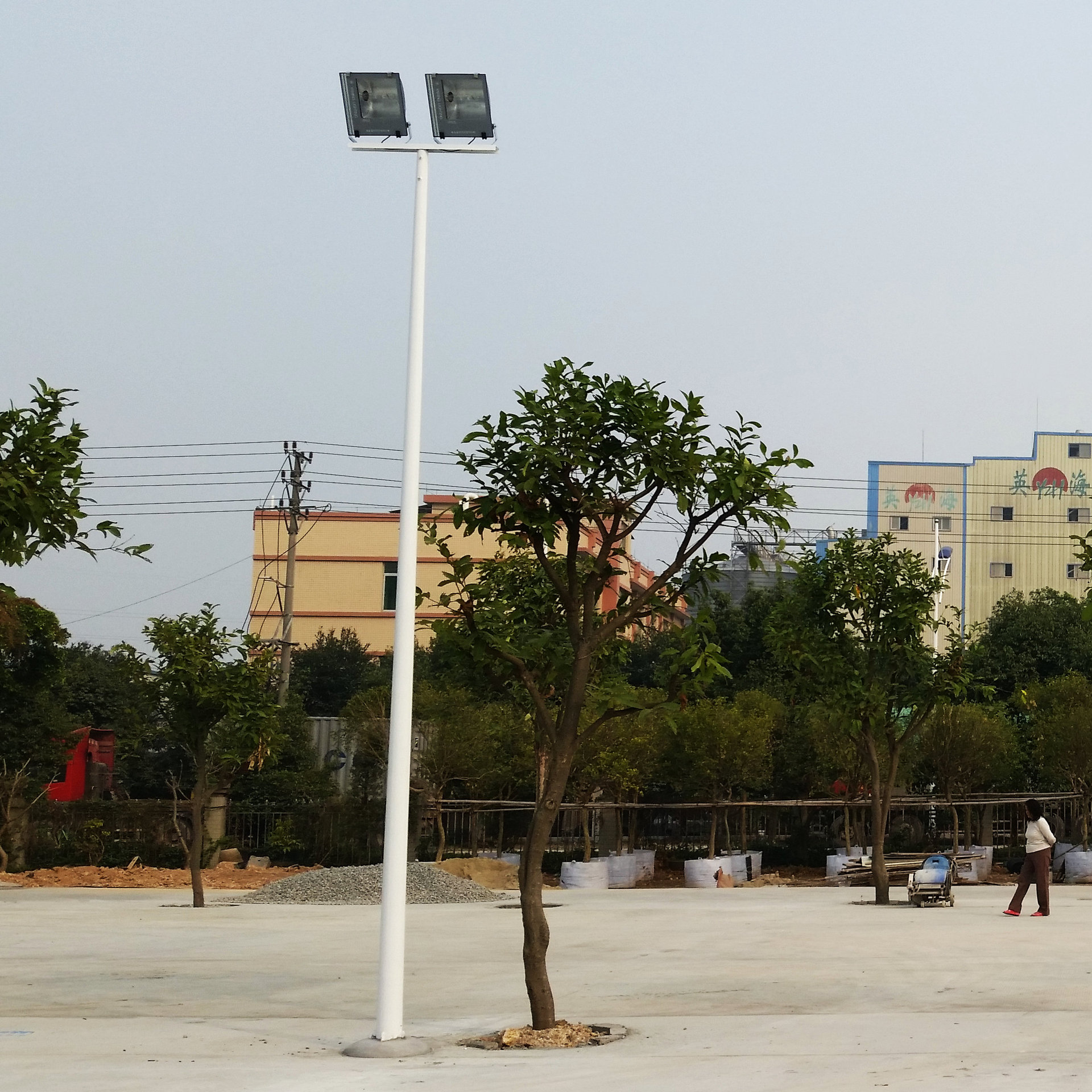 篮球场的灯要多高 江门网球场灯具图片 球场照明直杆灯批发