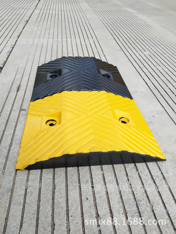 龙鑫橡胶减速带1000x350x50人字形梯形减速垄道路公路缓冲带批发