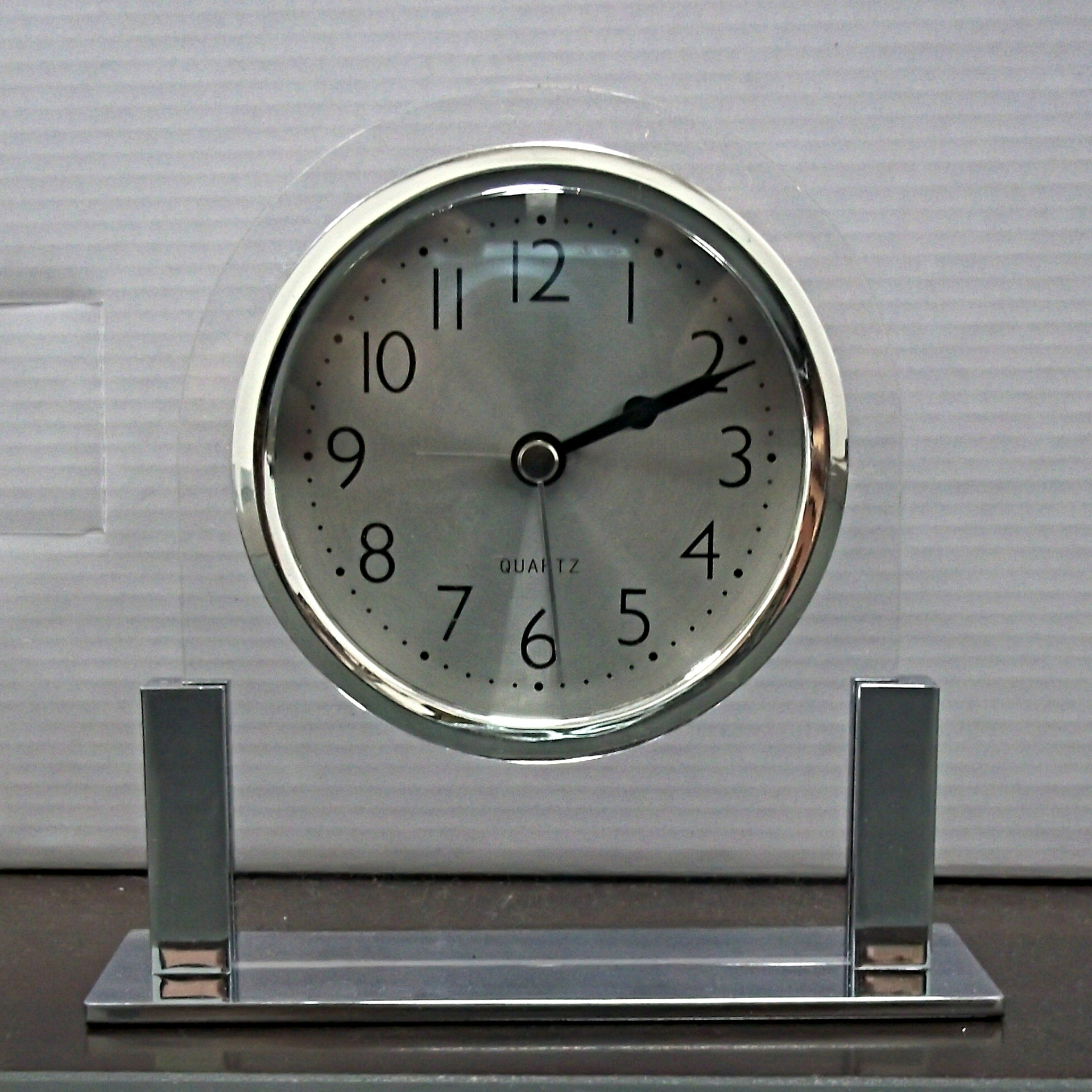 厂家直销亚克力酒店闹钟设计金属亚克力数字钟表静音外贸小台钟