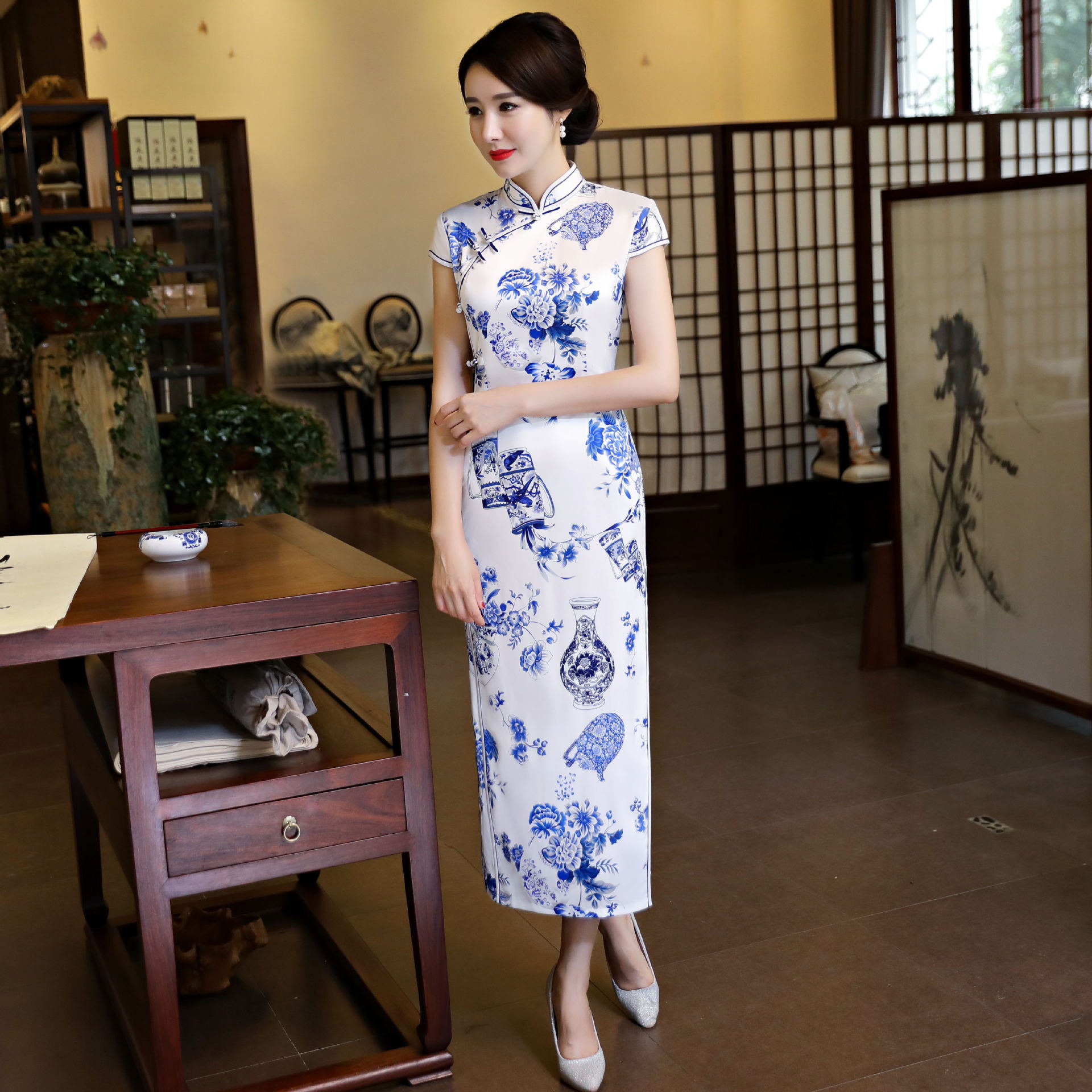 青花瓷绣花旗袍图片