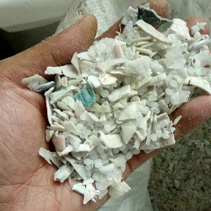 塑料桶pp破碎料低价出售 涂料桶 油桶专用 独山子粉碎料