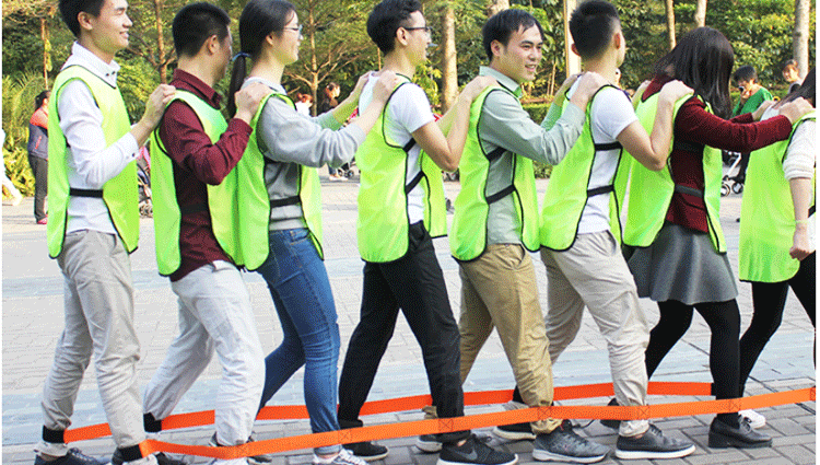 巨人脚步的目的:培养团队的协调和凝聚力激发团队的意志力,团队步调