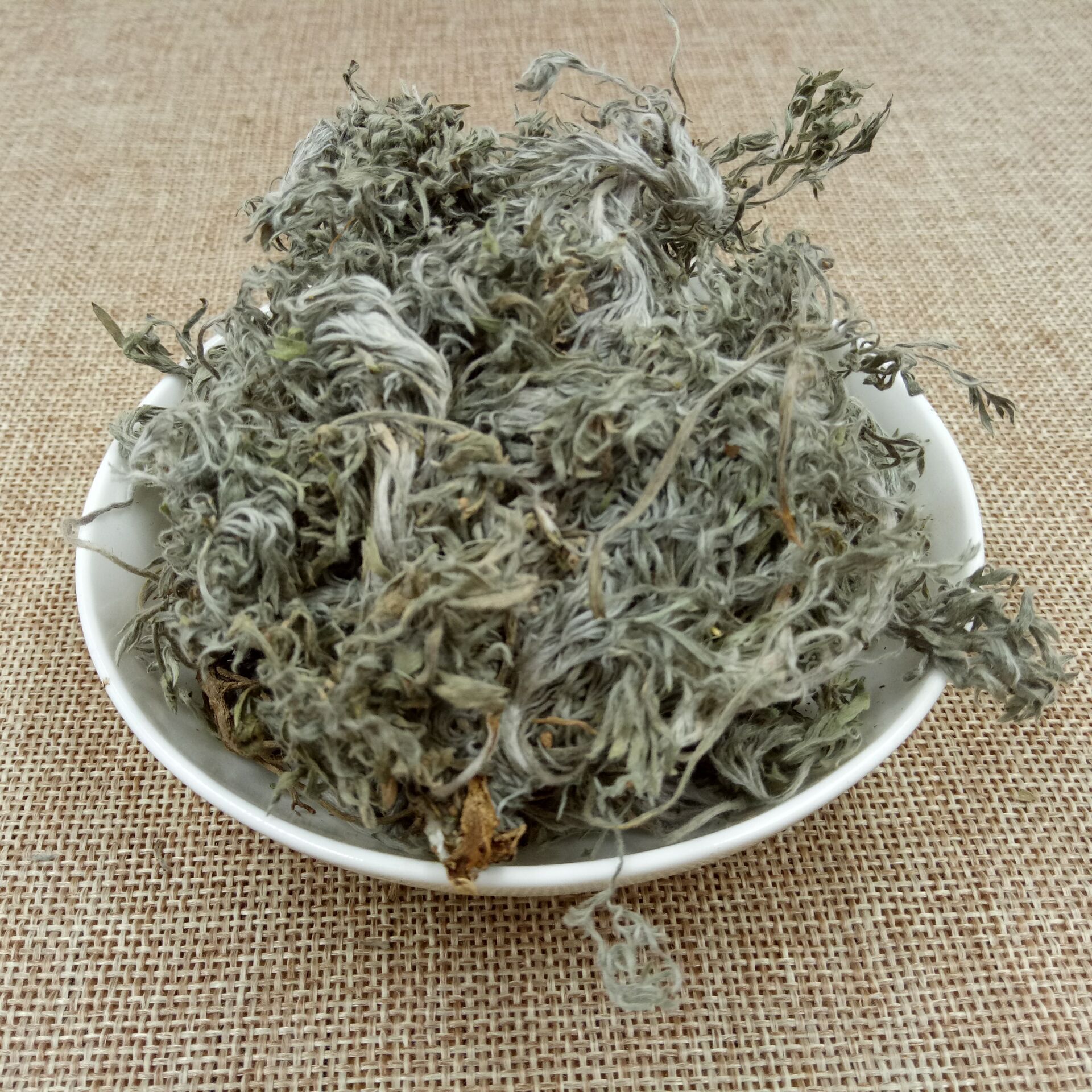 言归正传,今天我在地里发现了一棵茵陈蒿,这种植物在农村是很常见的