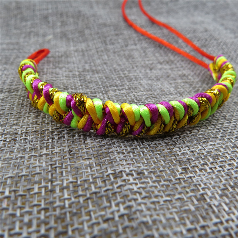 款式不变,请知悉宽款凤尾结五彩绳颜色很多手链是需要自行打结佩戴,请