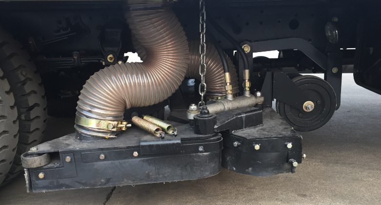 东风福瑞卡5方吸尘车 垂直滤筒后置吸盘带滚扫铣刨路面小型吸尘车