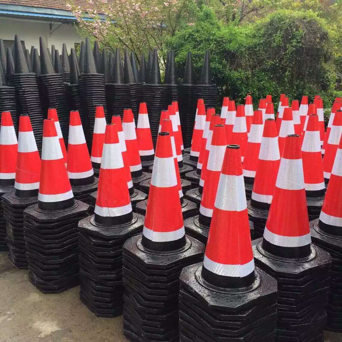 厂家批发橡胶圆路锥70cm反光路椎 路障锥 雪糕桶交通安全锥桶设施