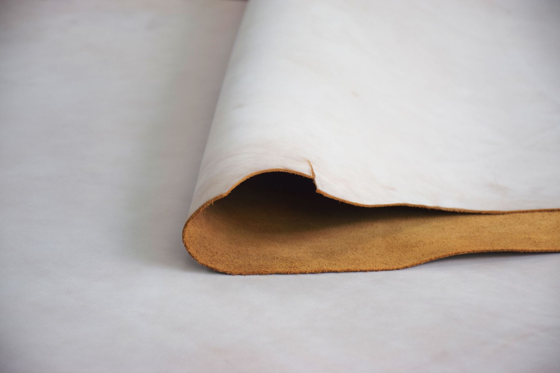 优质进口头层雾渐变色白雾蜡油皮箱包雾蜡皮鞋面白雾蜡皮革