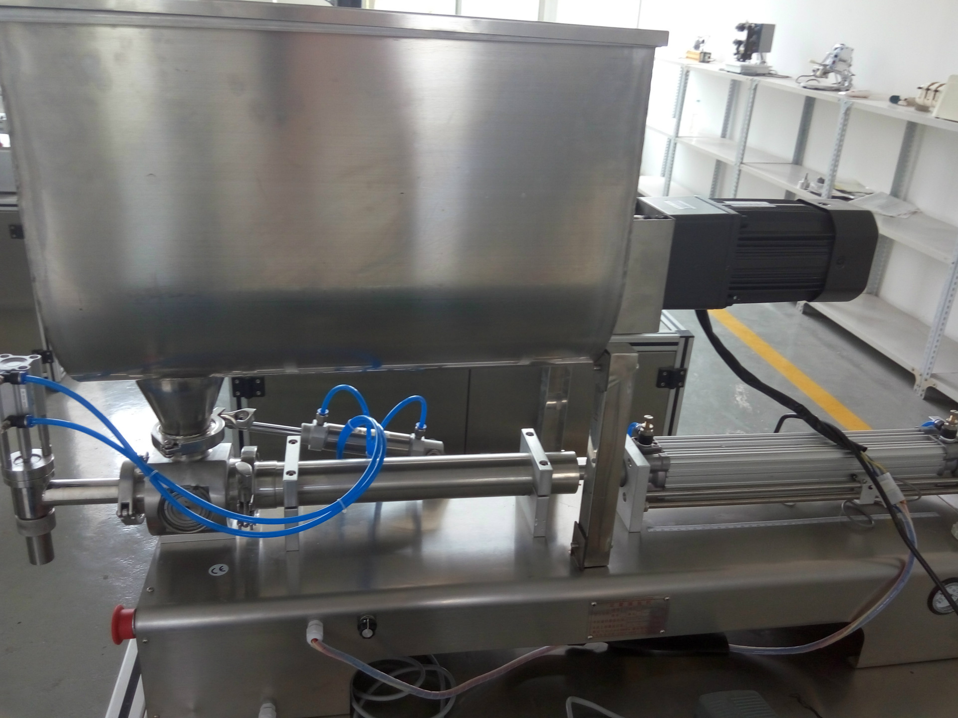 自带亮点的香辣酱灌装机 满满的黑科技啊