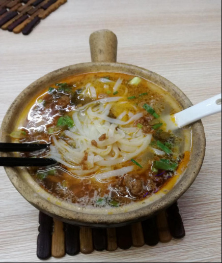 逸龙湾附近找了一家小食店吃中饭,砂锅河粉,这里的河粉比