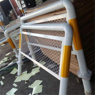 现货供应插拔式活动护栏道路中央临时隔离栏折叠式伸缩围栏可定制