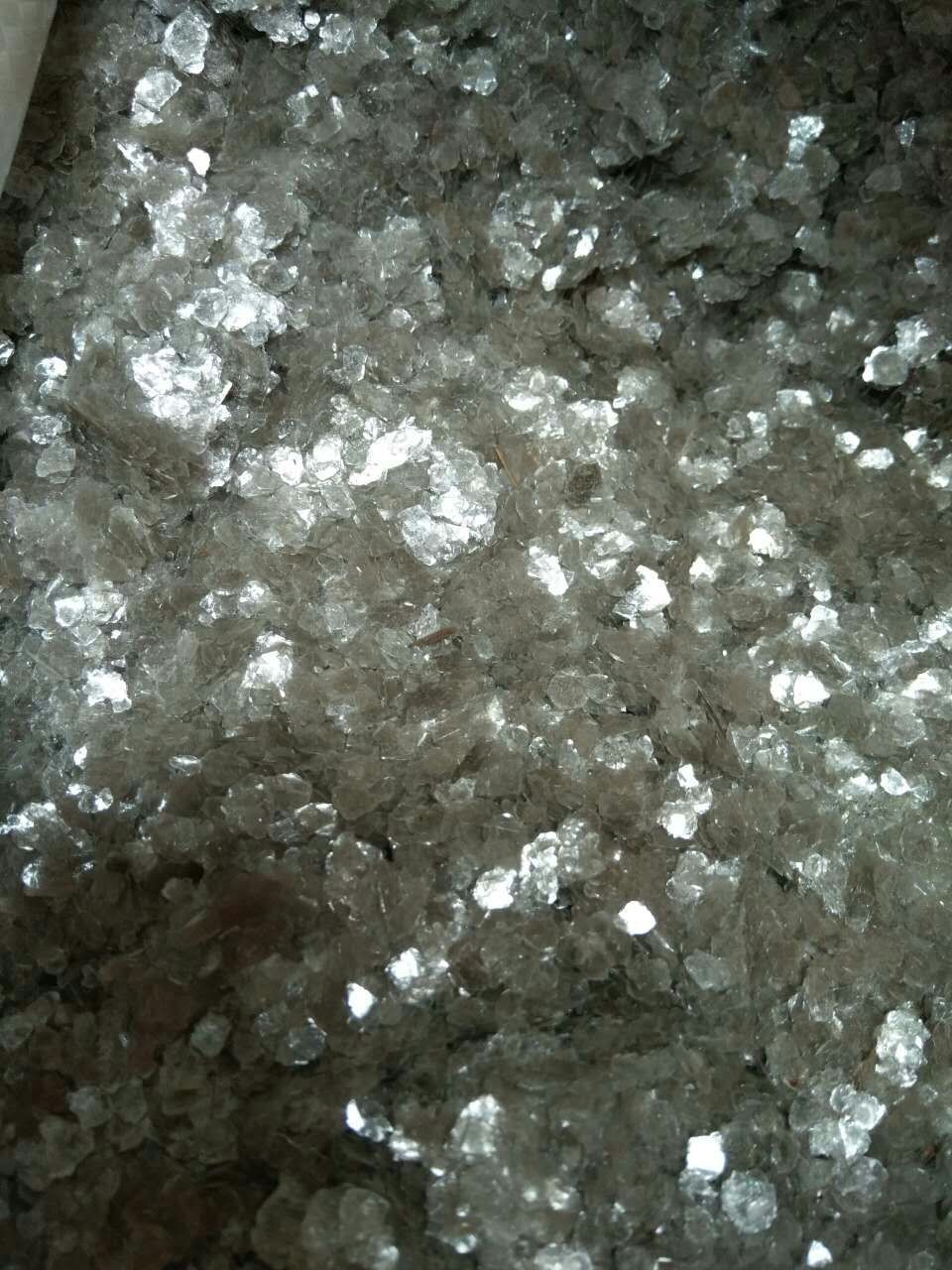 云母主要结晶成单斜晶系,晶体呈假六方薄片状,鳞片状,板状,有时呈假六