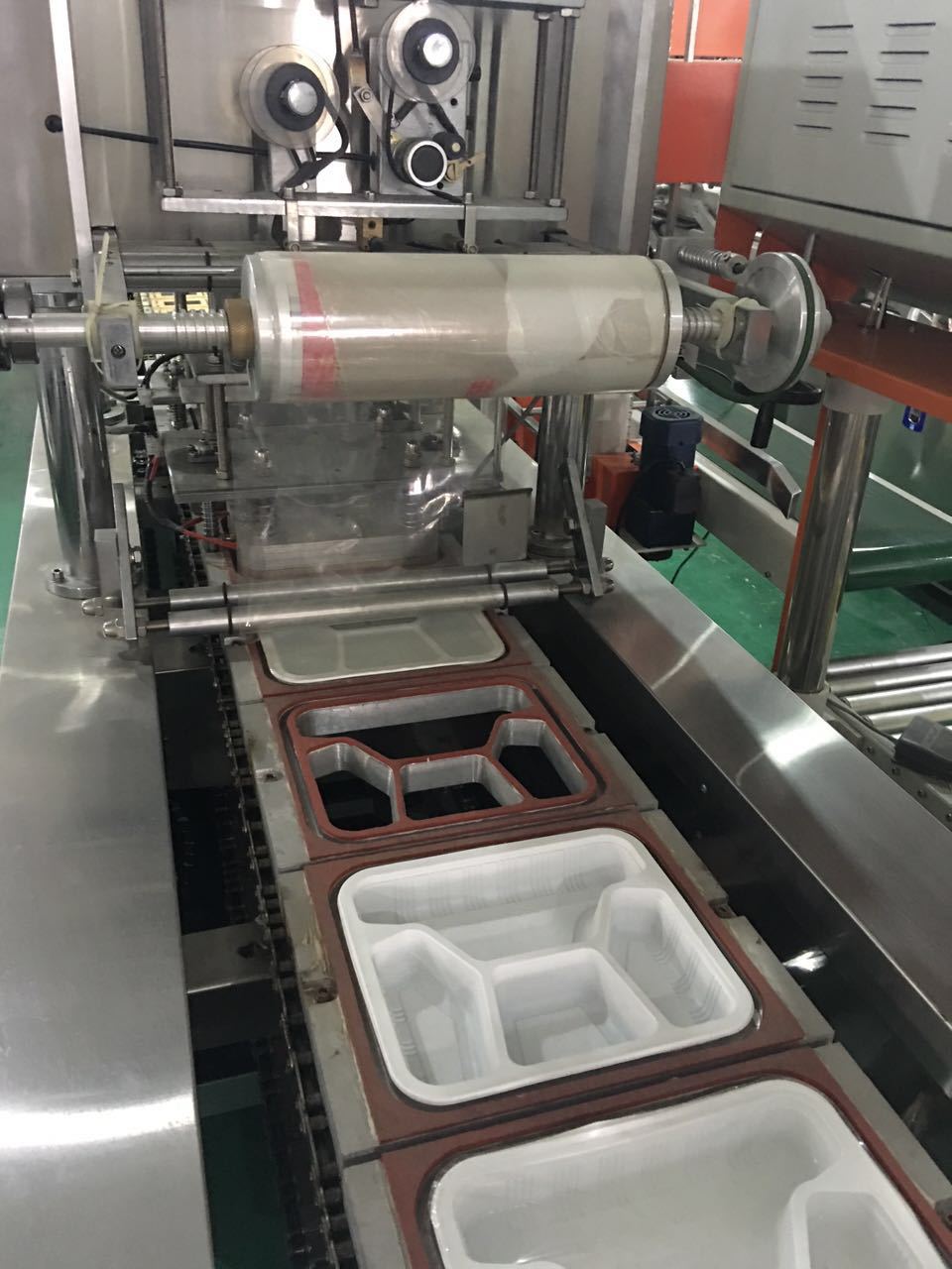 供应全自动餐盒封口机高铁盒饭封口机pp塑料盒封口机