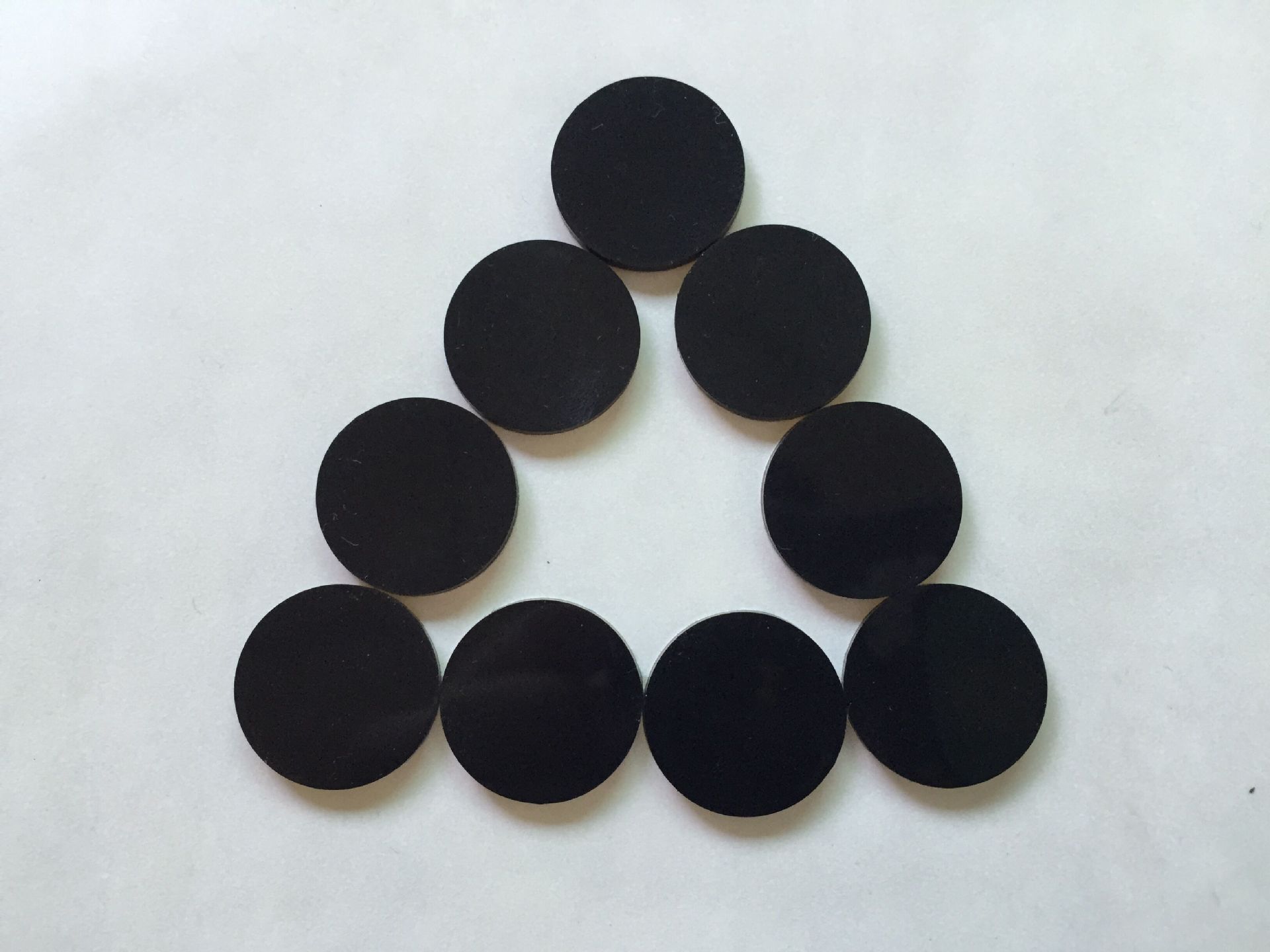 厂家直销黑色硅胶垫圆形耐高温自沾硅胶垫片防滑导热硅胶脚垫批发