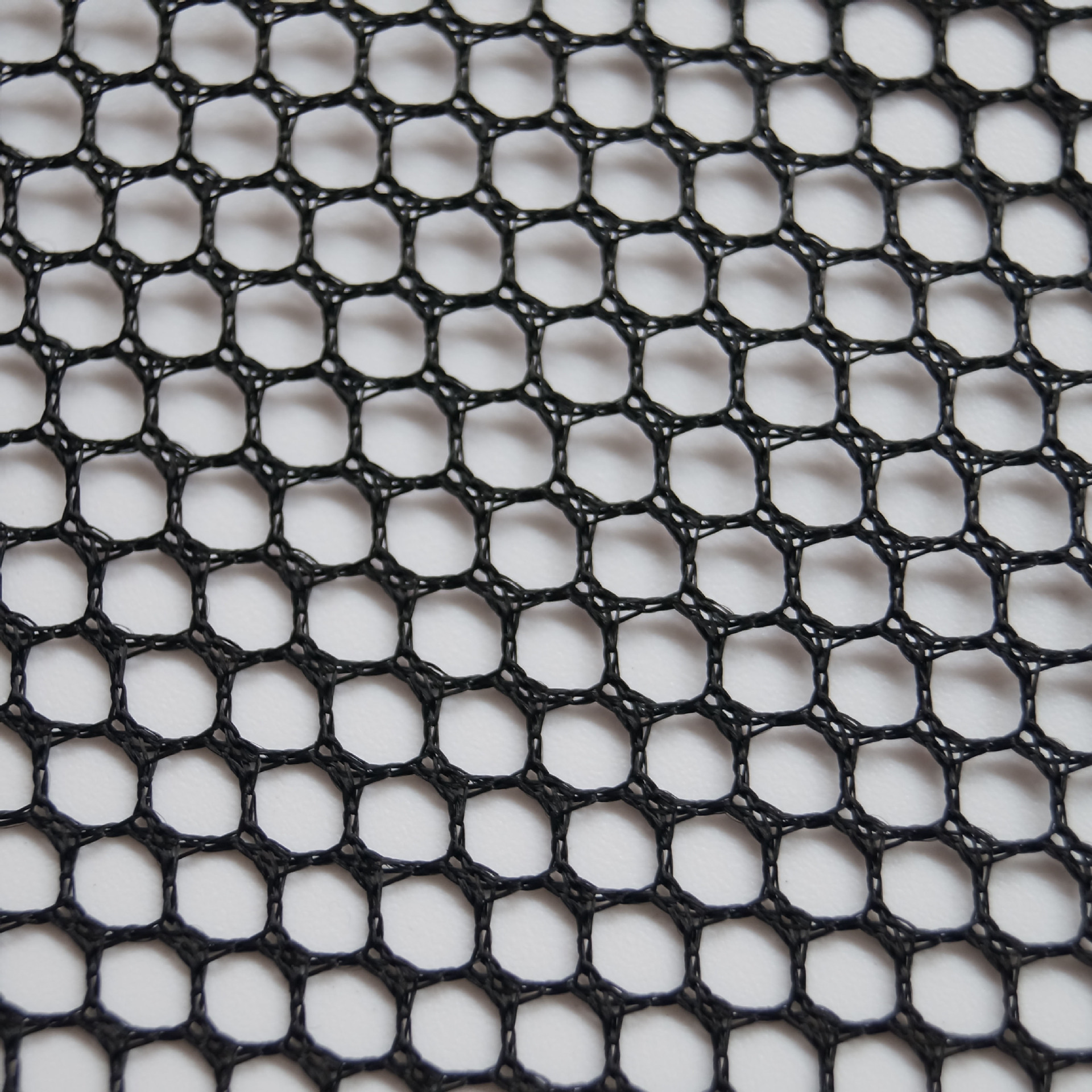 六角网眼布厂家现货96g黑色4mm遮挡防护单孔网布硬运动服鞋面渔网