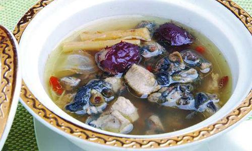 ②坐勺放油,葱,姜炝锅,烹料酒,加汤,酱油,盐,糖,味精,胡椒面,放入鹿尾