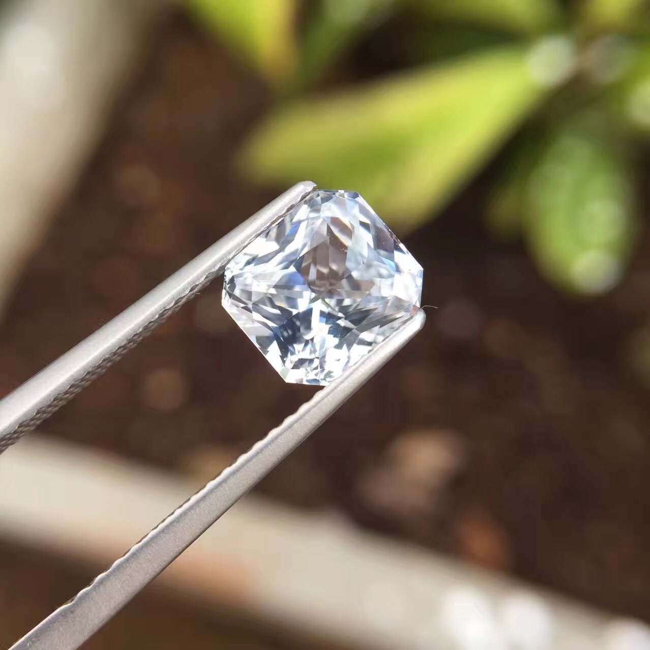 斯里兰卡矿区直销 3.1克拉精品天然无烧白色蓝宝石 国际权威证书