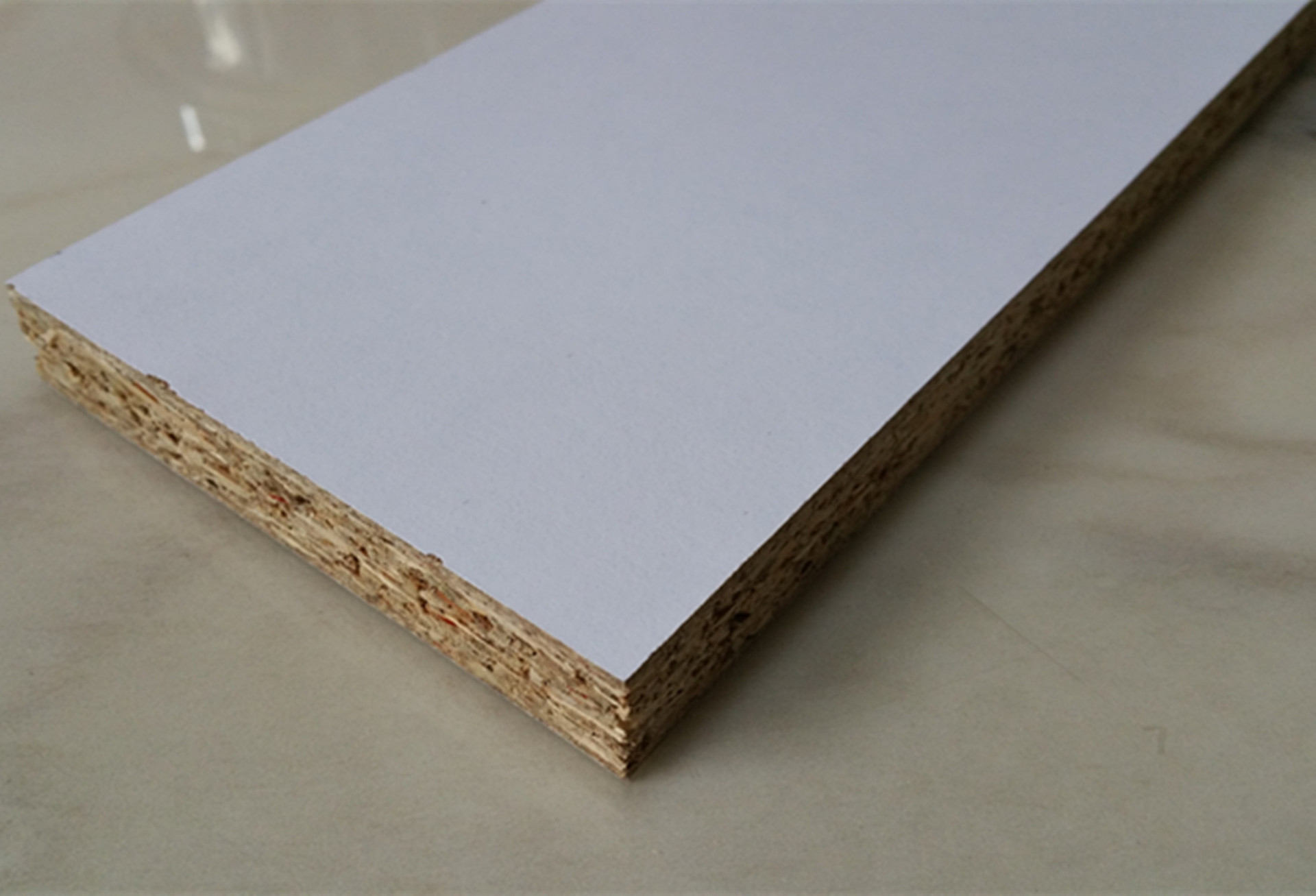 东莞批发家装暖白三聚氰胺贴面免漆实木颗粒防潮刨花板 防水木板