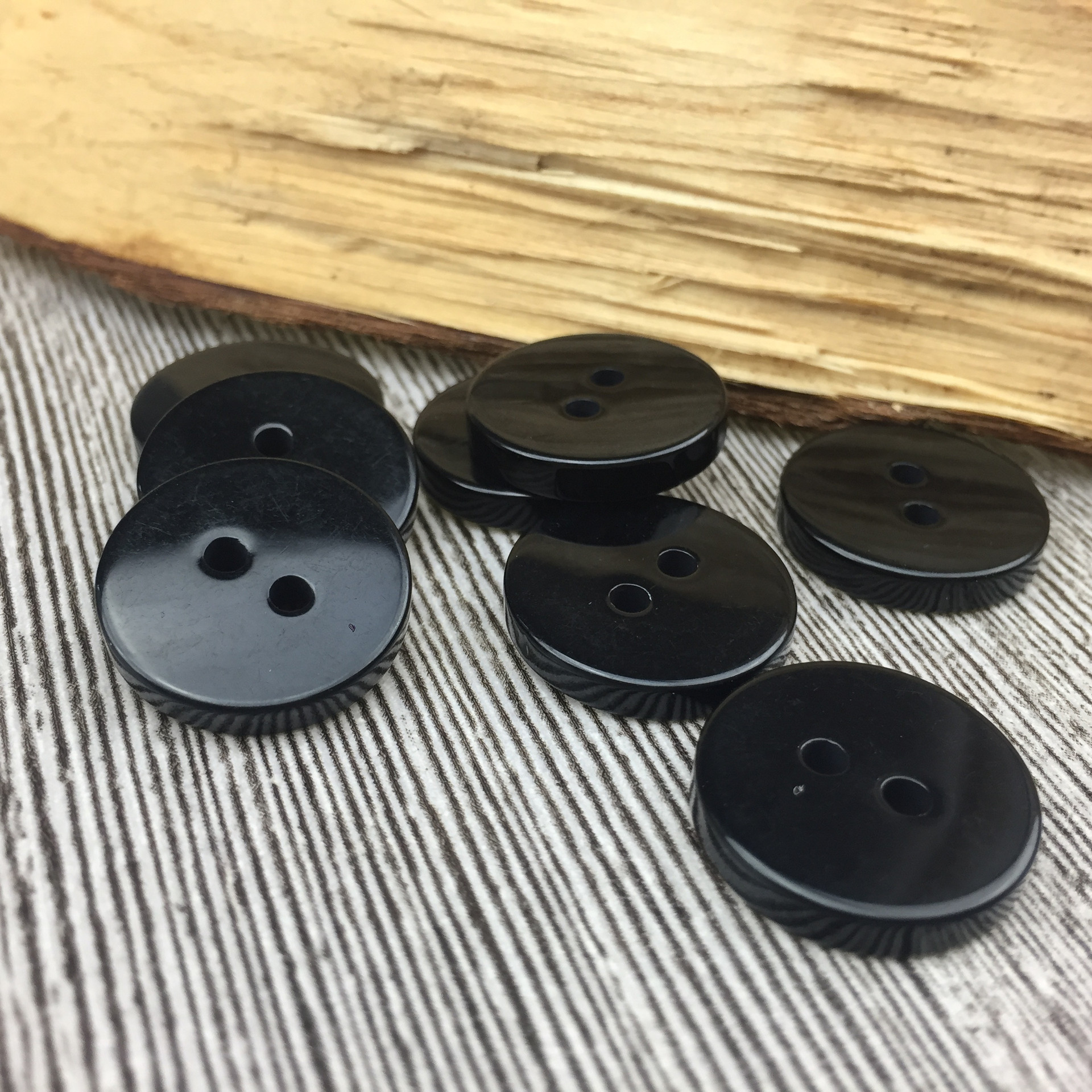 厂家直销树脂纽扣二眼二平扣子儿童毛领外套白色黑色扣现货