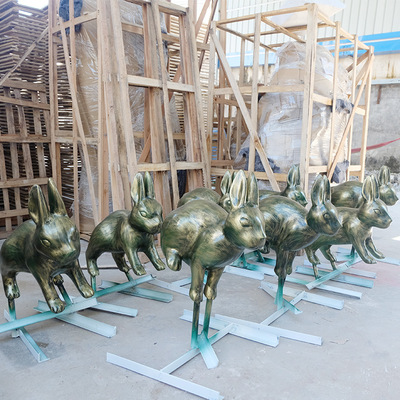 厂家定做玻璃钢卡通仿铜兔子雕塑户外园林仿真动物工艺品摆件