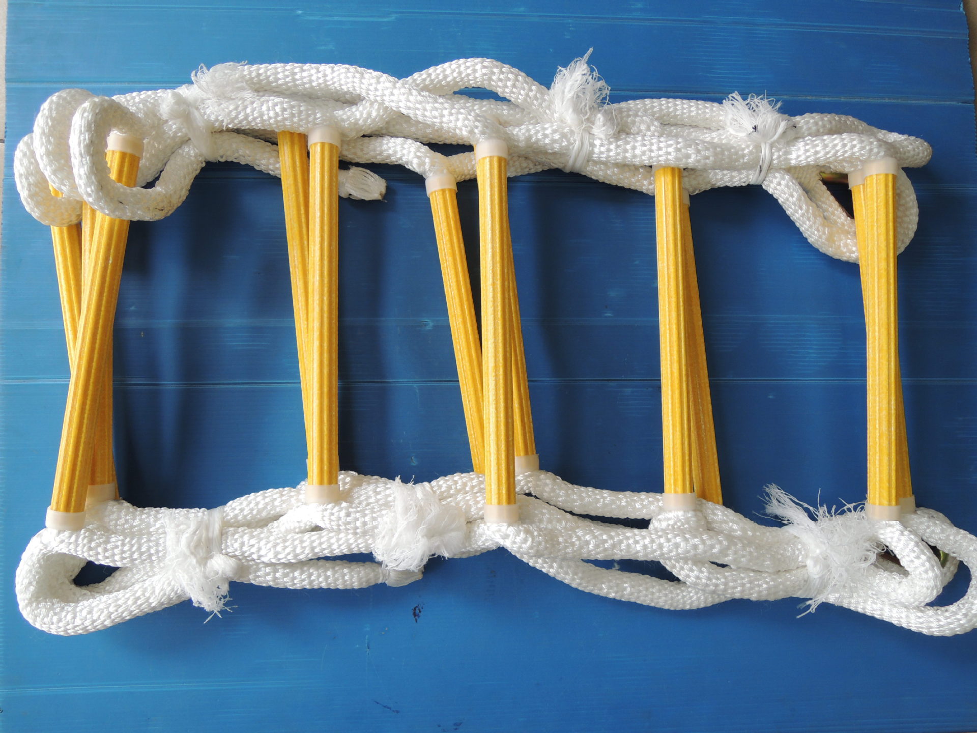 逃生软梯适用于政府机关,部队,公安,机场,轮船,宾馆,住宅楼,办公楼