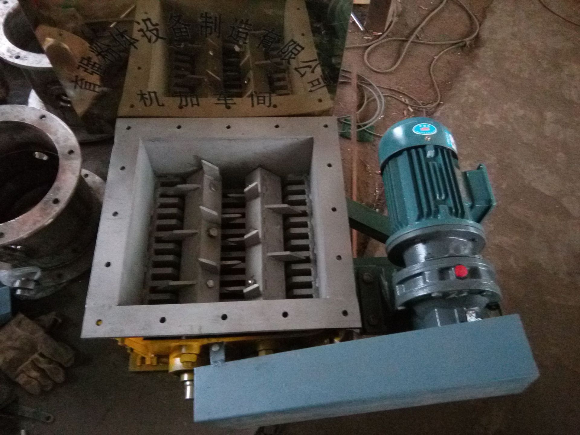 板框滤饼受潮板结团块粗碎破散机,聚团过湿物料水泥破碎阀打散机