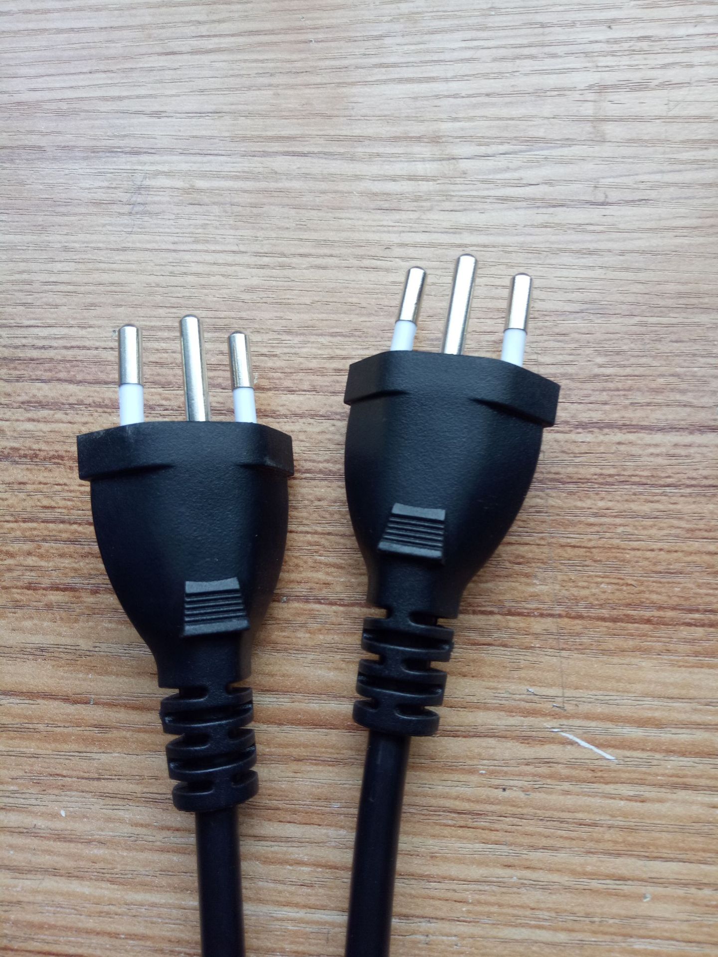 供应瑞士插头电源线 瑞标插头线 橡胶线带瑞士插头电源线三圆插头