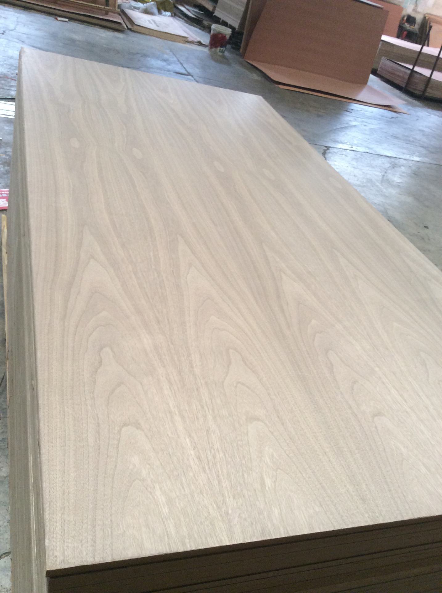 供应黑胡桃花纹贴面板aaa柳桉芯胶合板