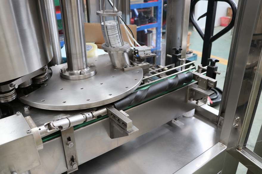 马口铁易拉罐封口机两片罐封口机易拉罐饮料生产线