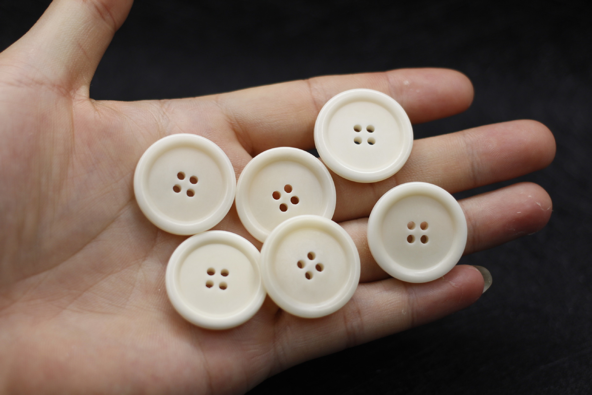 天然细边四眼漂白色果实扣 女士呢子大衣纽扣风衣外套果仁扣子