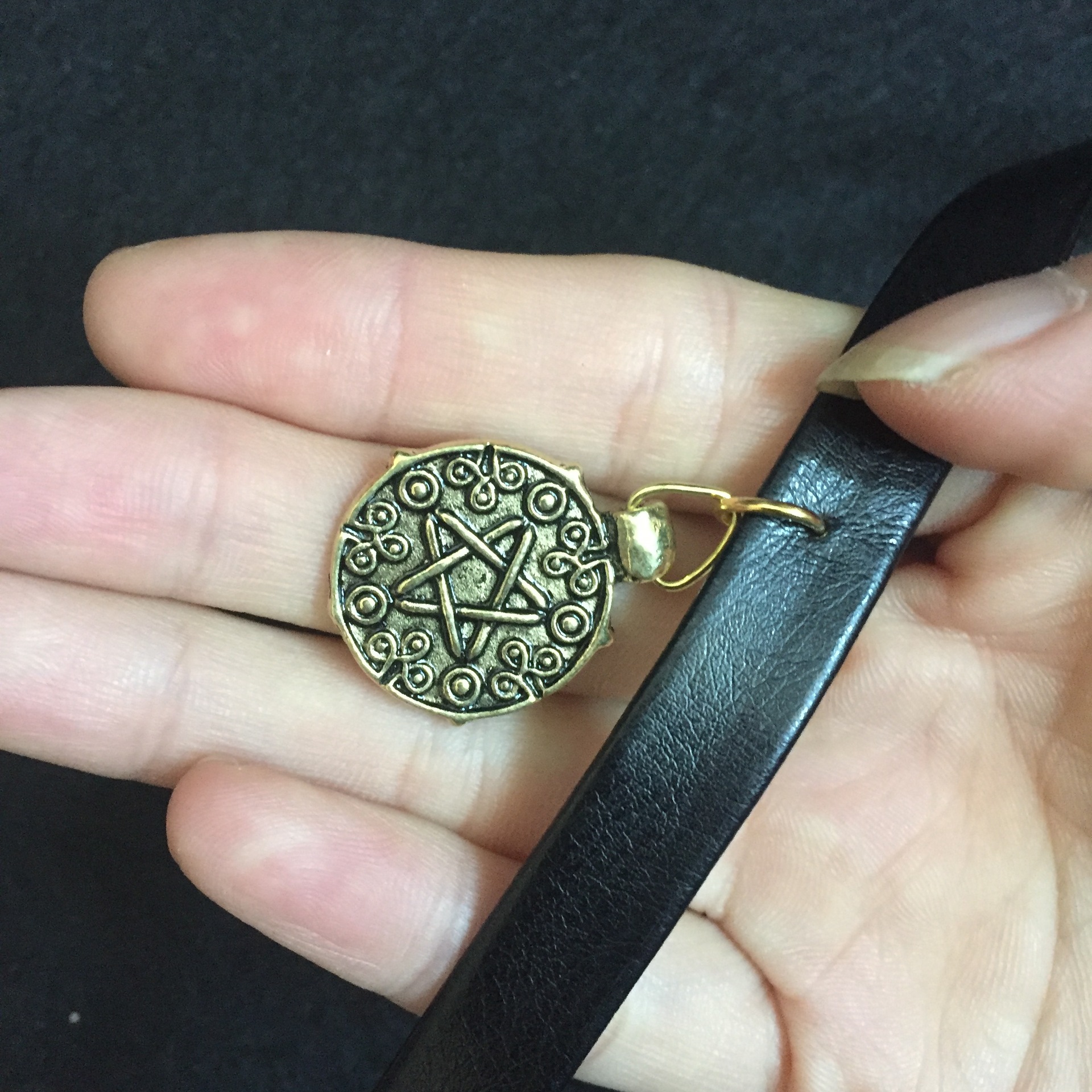 热销witch yennefer项链 美女巫师3皮革项链项圈 动漫周边