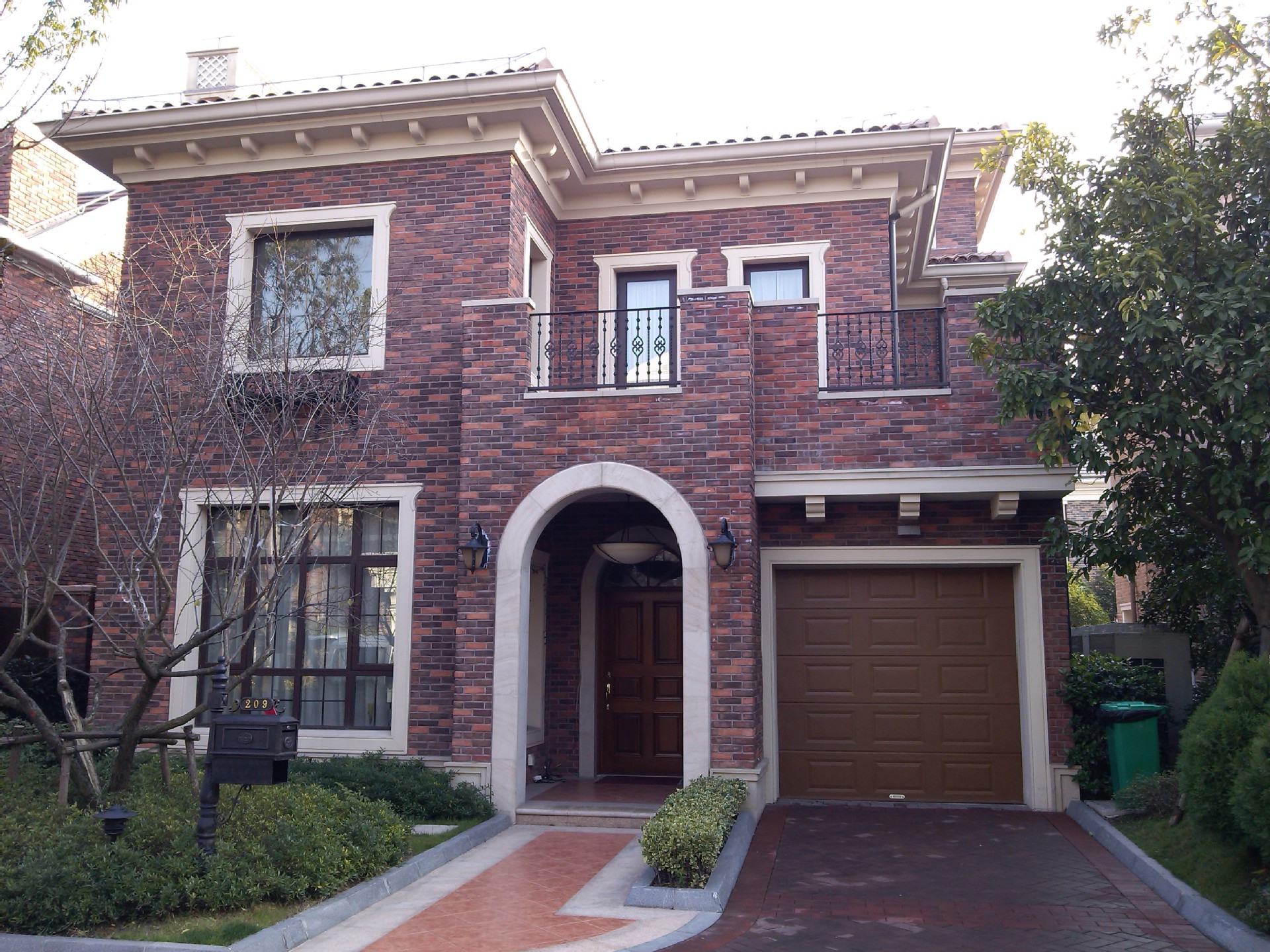 别墅小区遥控电动翻版车库门,折叠车库门,进口车库门定制安装